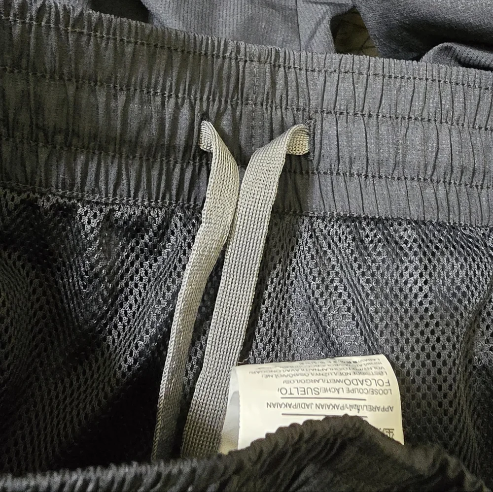 UNDER ARMOUR men size Small  Vital Woven‎ Pants Loose Track Mesh Lined Ankle Zip